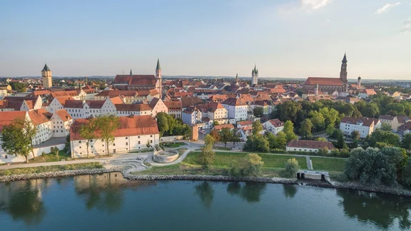 csm_B_-_Straubing_-_Galerie_-_Donau_und_Herzogschloss_03__c__Foto_Bernhard_acb24a8380.jpg
